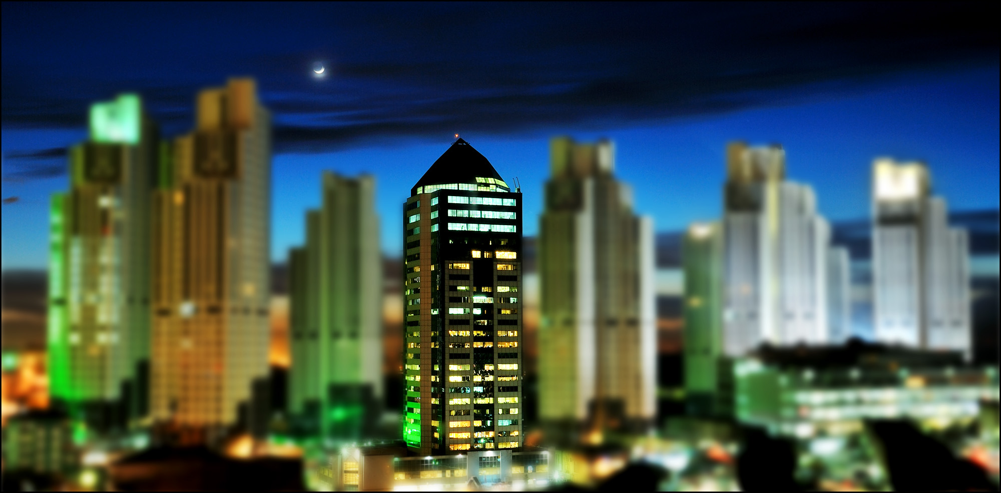 Polaris Plaza gece görünüm